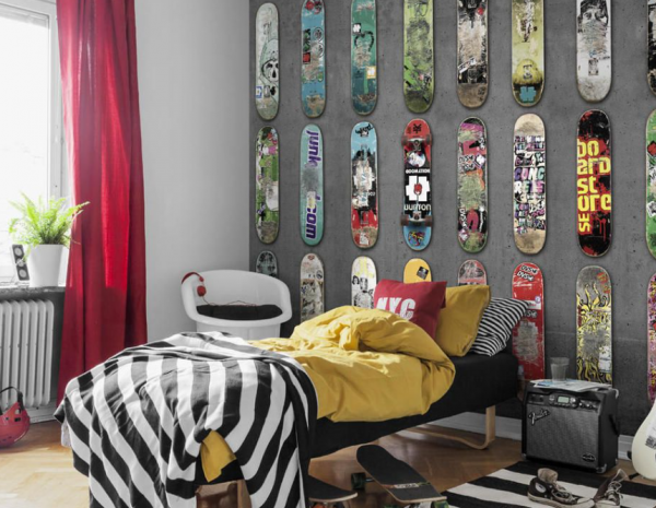 Hiasan dinding berupa papan skateboard bekas